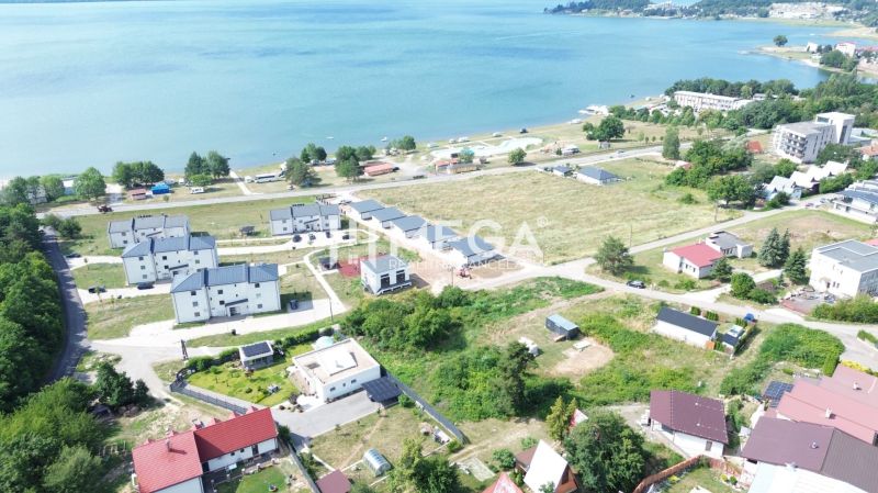 Légi felvétel a telkekről - lakóhely Klokočovban, kilátással a tóra.