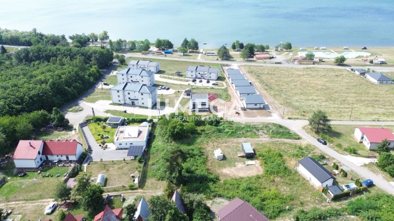Légi felvétel a telkekről - lakóövezet Klokočovban, víz és erdők közelében.