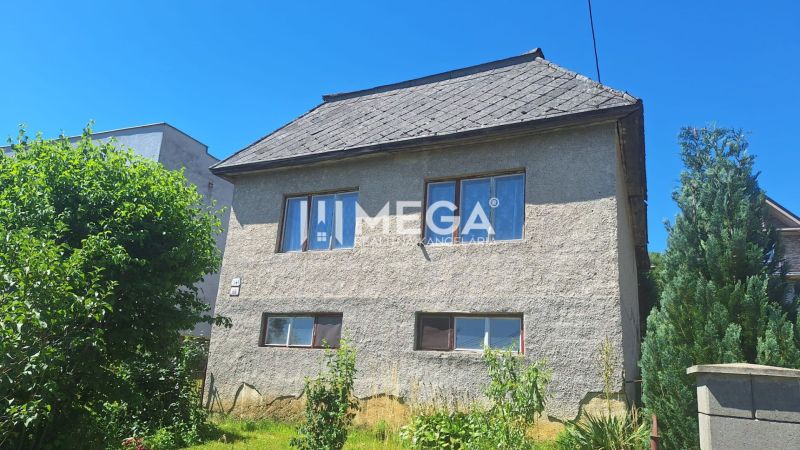 Családi ház a Jesenského utcában, Sninán, zölddel és fákkal körülvéve.