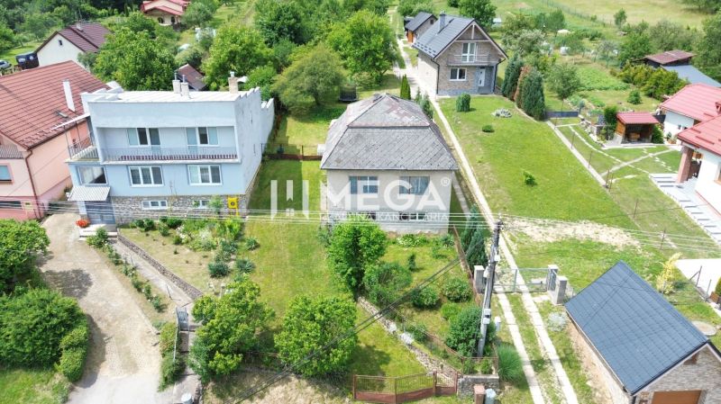 Családi ház a Jesenského utcában, Sninán, kerttel és környező házakkal körülvéve.