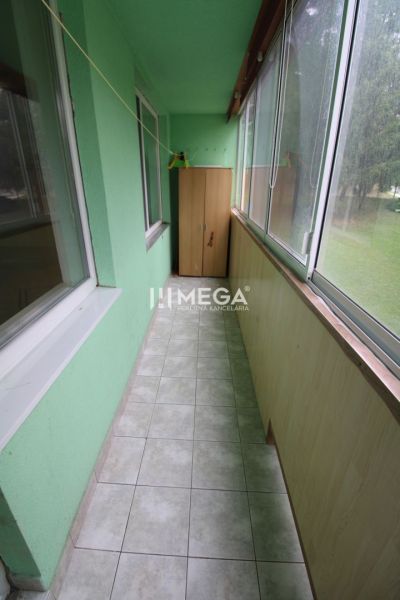 Üvegezett loggia csempével és tárolószekrénnyel egy 3 szobás lakásban.