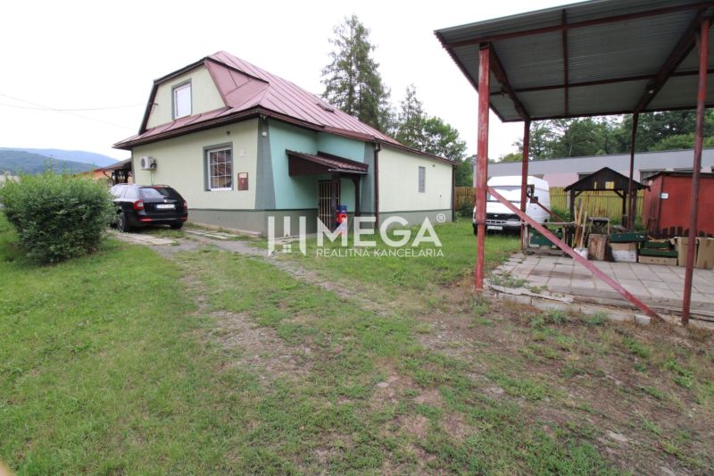 Családi ház az Ulič utca 131 alatt, kerttel, autóval és kocsibeállóval.
