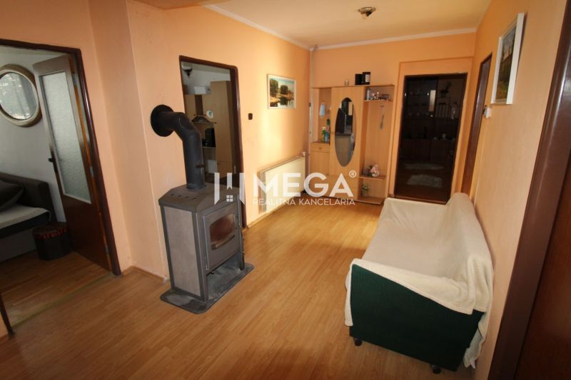 Családi ház belső tere csempékkel és fa dekorációjú padlóval.