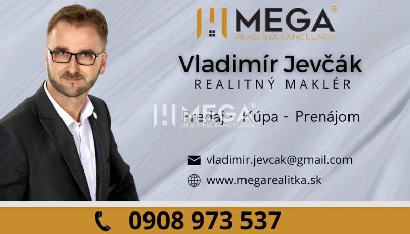 Névjegykártya ingatlanügynök elérhetőségével és a Mega Ingatlaniroda logójával.