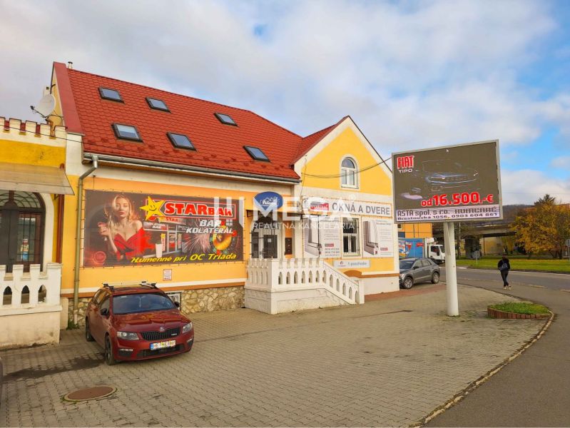 Épület hirdetésekkel a Humenné-i Állomás utcában, az irodák mellett.