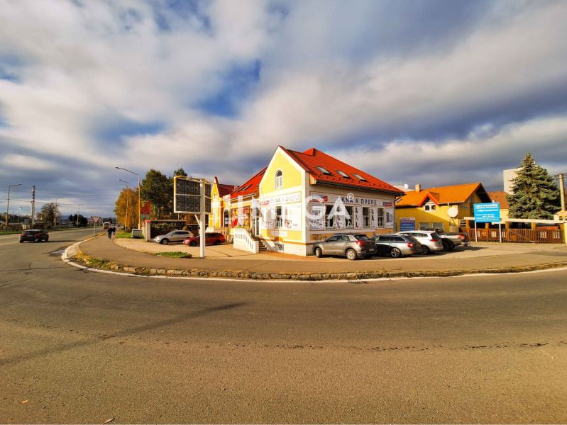 Az Eperjesi utcai épület Homonnán irodáknak ad otthont, az épület előtt parkoló található.