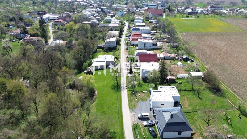 Légi felvétel a telkekről - lakóövezet zöldterületekkel és vidéki házakkal Staré városában.