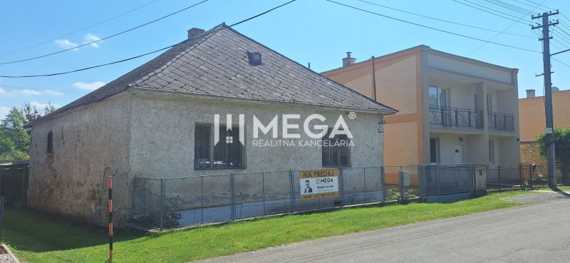 Családi ház Kochanovce községben, Kochanovce utcában, kerítéssel és környező kerttel.