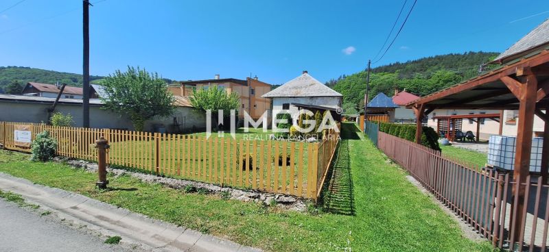 Családi ház Kochanovcén, a Kochanovce utcában, előkerttel és fa kerítéssel.