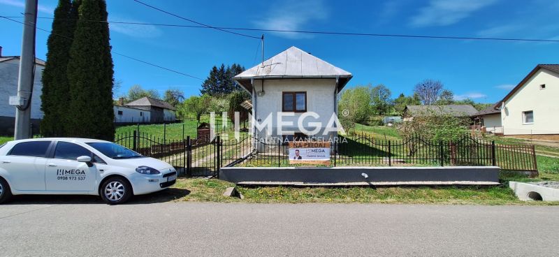 Családi ház Zbudská Belán, Zbudská Belán, fehér autóval a kapu előtt.