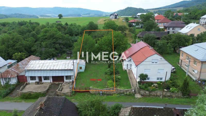 Telek Oľšinkovóban lakhatásra alkalmas, zöldövezet veszi körül és közeli házak találhatók.
