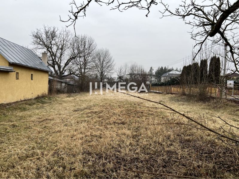 Pozemok - lakóhely Modra nad Cirochou-ban füves területtel és környezettel.