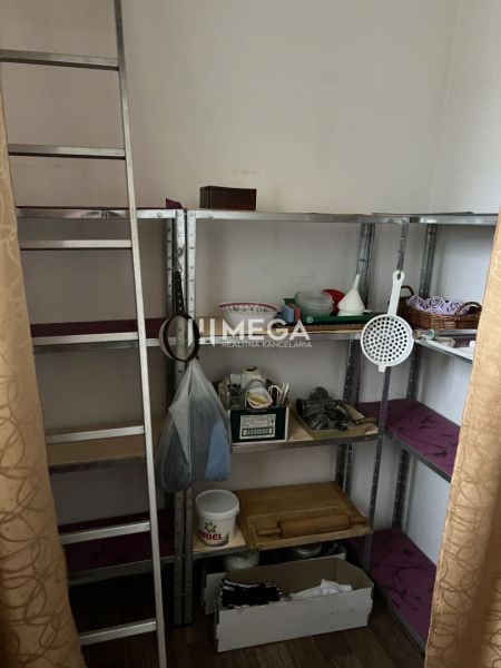 Háztartási cikkek polcai egy családi házban, fa dekor padlóval.