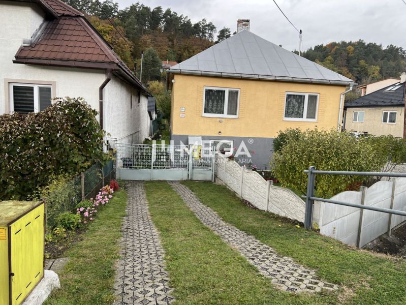 Családi ház a Jesenský utcában, Szinna városában, gyeppel és kerttel.