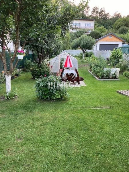 Családi ház kertje a Jesenský utcában, Szinnán, pavilonnal és növényekkel.