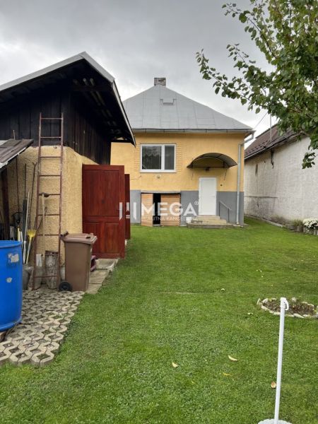 Családi ház a Jesenského utcában, Sninán, zöld gyep és tartozékok.