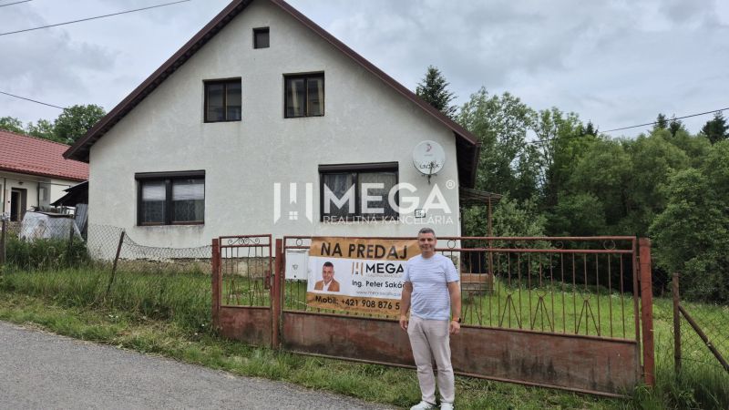 Családi ház Zbojban, fémkerítéssel körülvett telekkel és nagy kerttel.
