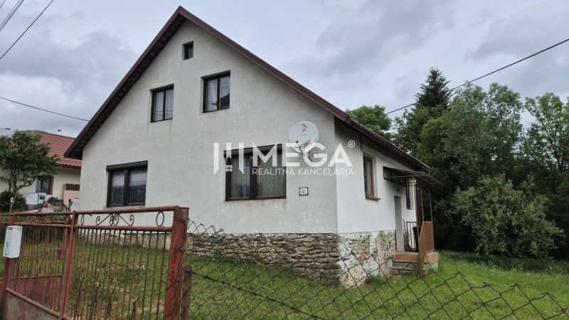 Családi ház Zbojban kőalappal és kerttel, zölddel körülvéve.