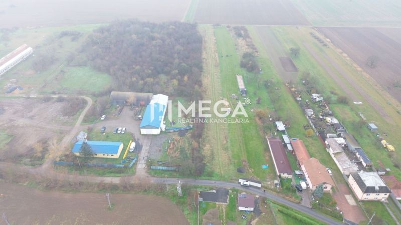 Mezőgazdasági és erdészeti területek légifelvétele Pusté Čemernéban, Pusté Čemerné.