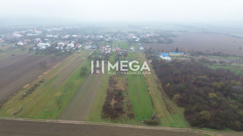 Légi felvétel Pusté Čemerné község mezőgazdasági és erdőterületeiről.
