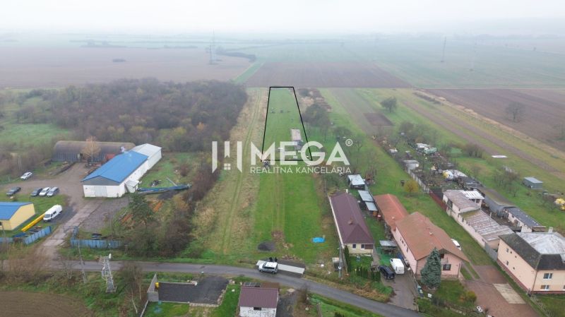 Légi felvétel a mezőgazdasági és erdőterületekről Pusté Čemernéban.