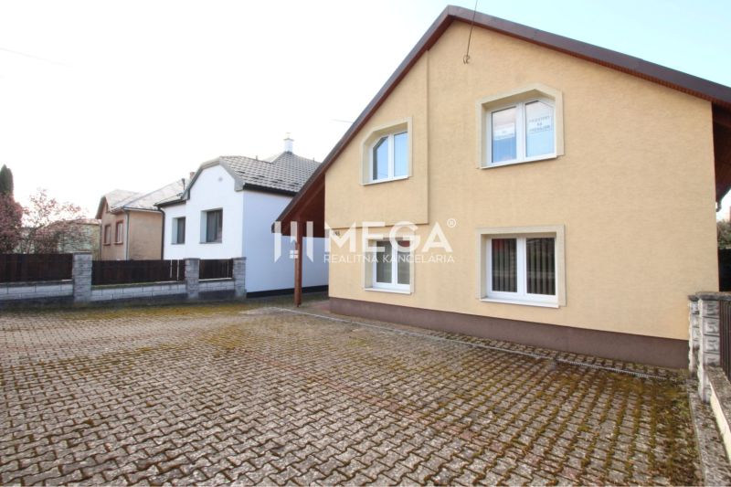 Ház járdával a M. R. Štefánika utcán, Vranov nad Topľou.