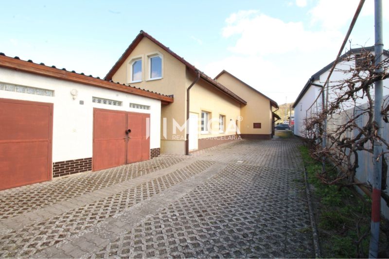 Az üzlethelyiségek külső része garázsokkal az M. R. Štefánika utcán, Vranov nad Topľou.