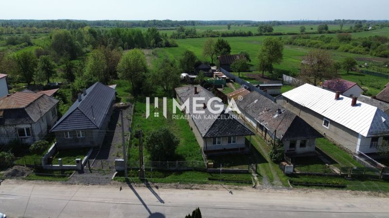 Légi felvétel a házakról és kertekről Szenne városában, alkalmas lakóterületek számára.