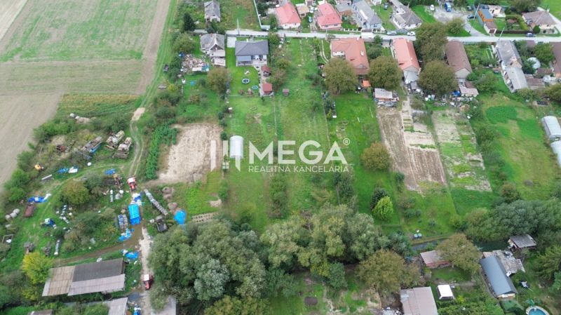 Légi felvétel a telkekről - lakóövezet Nagyidán, Gomboši kerületben, kertekkel és házakkal.