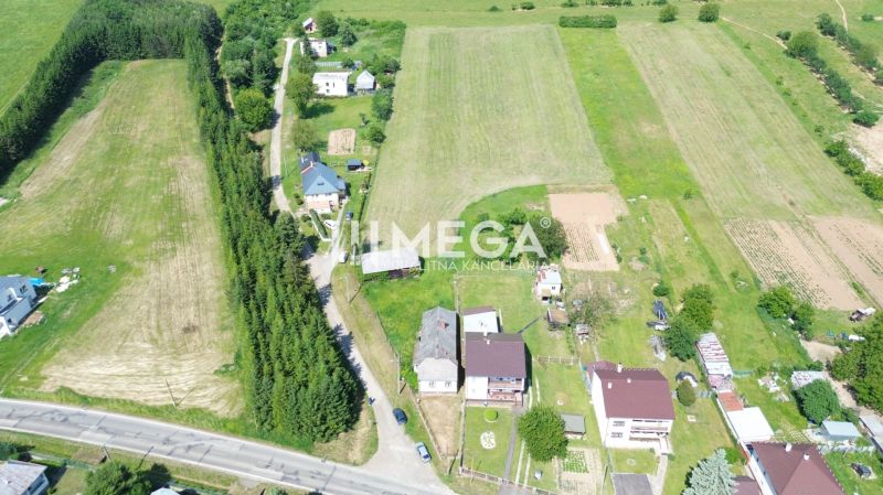 Légi felvétel az Ondavské Matiašovce-i lakóterületekről, amelyeket zöldövezet vesz körül.