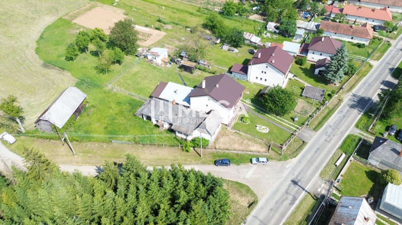 Légi felvétel az Ondavské Matiašovce-i telkekről - házak és kertek.
