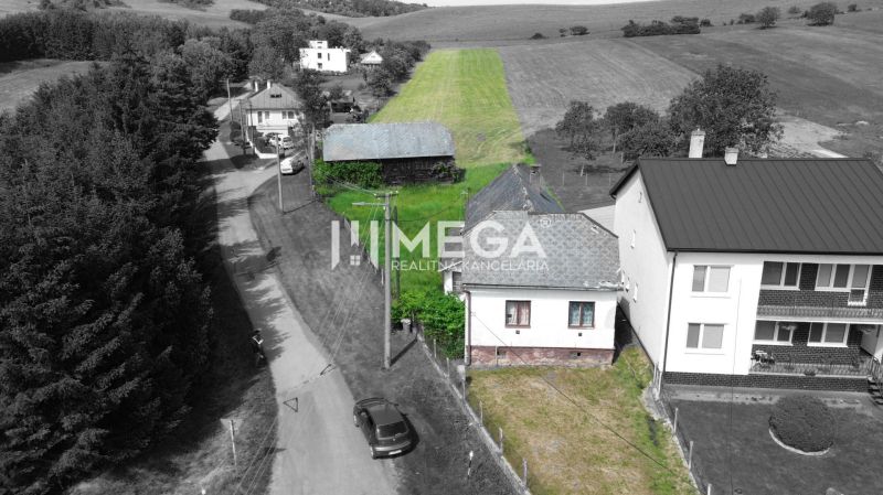 Légi felvétel az Ondavské Matiašovce-i telkekről, amelyeket házak és természet vesz körül.