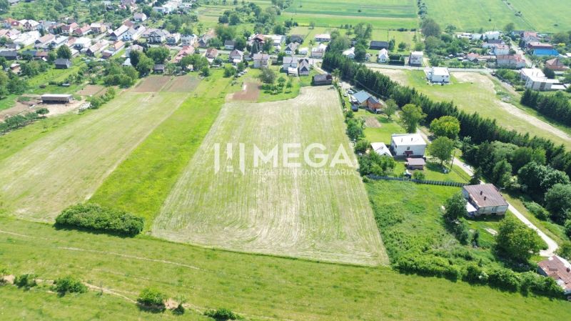 Légi felvétel az Ondavské Matiašovce-i lakótelkekről, amelyeket zöld területek vesznek körül.