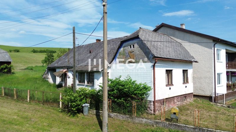 Régi ház fa dekorációval a zöld Ondavské Matiašovce-ban, ideális telek - lakhatás céljára.