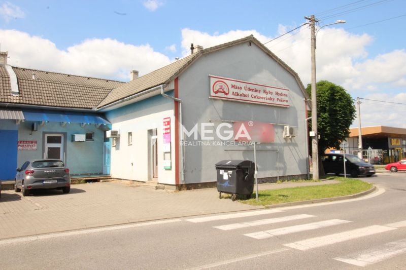 Kereskedelmi helyiségek a Duklianskych hrdinov utcában, Vranov nad Topľou, forgalmas út mellett.
