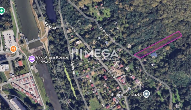 Kilátás felülről a telkekre - lakóhely a Kassa IV-ben található Szeder utcán, zöldövezettel körülvéve.