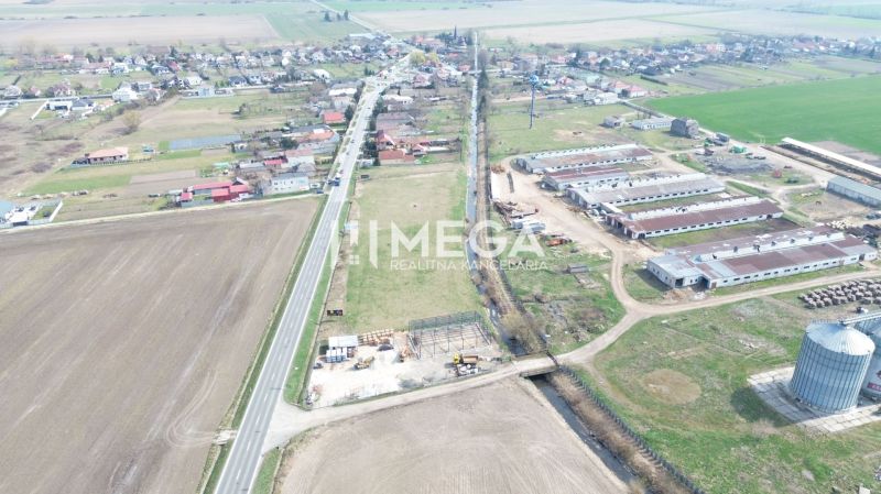 Légi felvétel a Hriadky községben található gyártóhelyiségekről, amelyeket mezőgazdasági földek és egy út vesz körül.