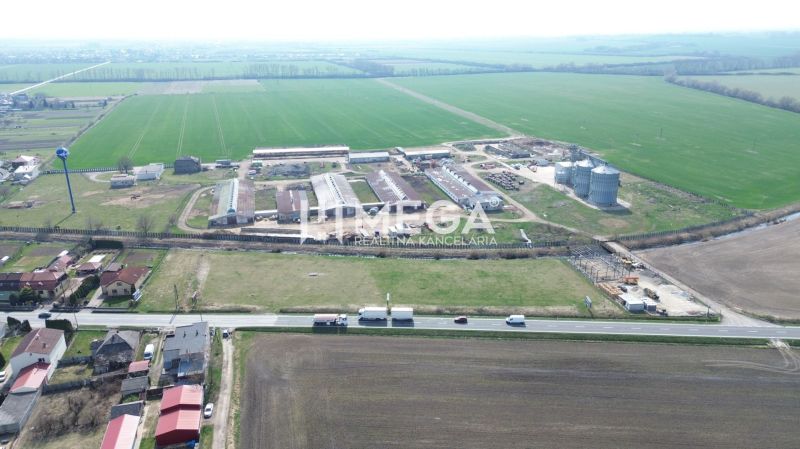 Légi felvétel a hriadkai gyártóhelyiségekről, amelyeket mezők és közlekedési útvonalak vesznek körül.
