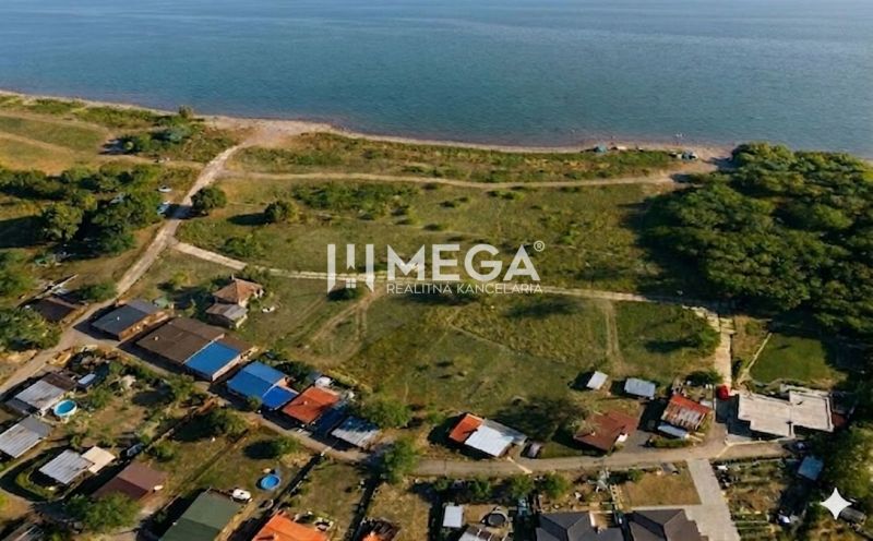 Légi felvétel a vízfelület melletti lakóterületekről Vinné községben.