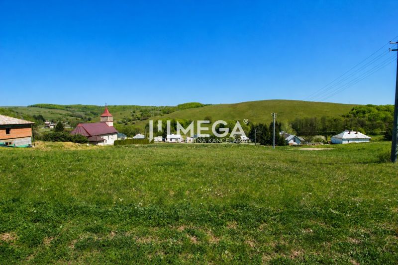 Dombok templommal a háttérben, Telkek - lakóhelyek Víťazovce-ben, ideális építkezésre.