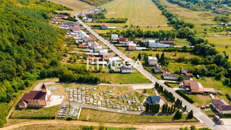 Légi felvétel a Szlovák Volóban található lakóterületekről, amelyeket zöldterületek és utak vesznek körül.