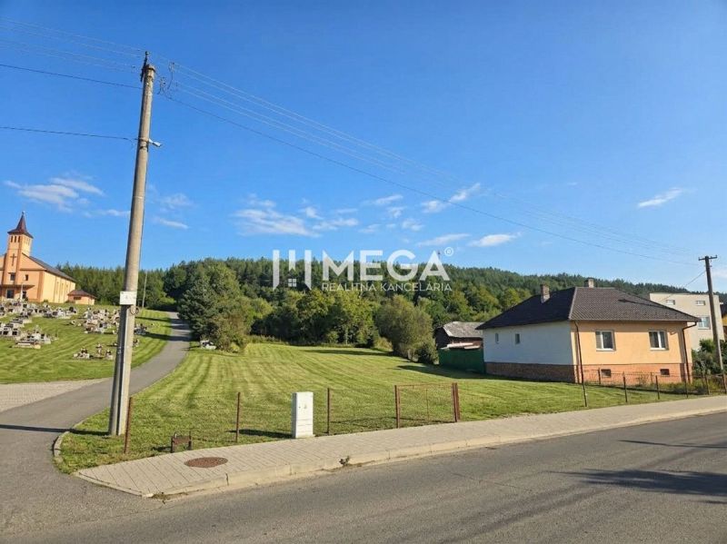Telkek - lakóövezet a Slovenská Volová községben, füves rét a templom mellett, nyugodt környezetben.