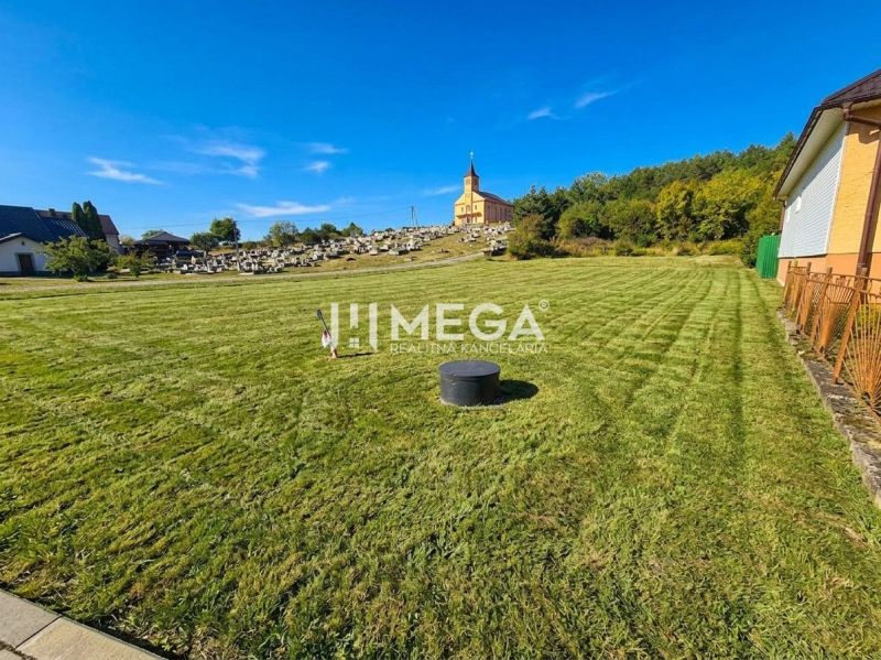 Lakóterületek Szlovák Volóban, háttérben a templommal és a temetővel.