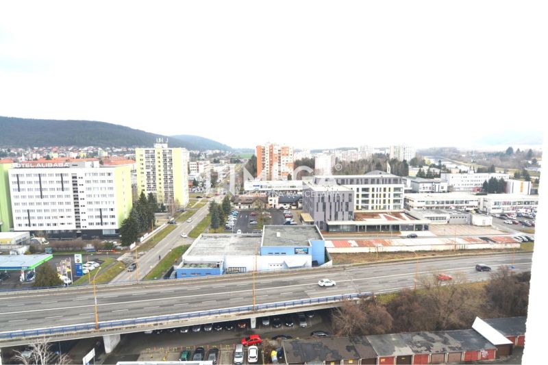 Humenné város, Štefánikova utca, kilátás kereskedelmi helyiségekre és autópályára.
