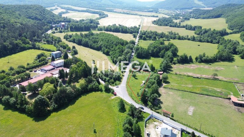 Táj a Ptičie községben lakóövezeti telkekkel, zölddel és közúti közlekedéssel körülvéve.