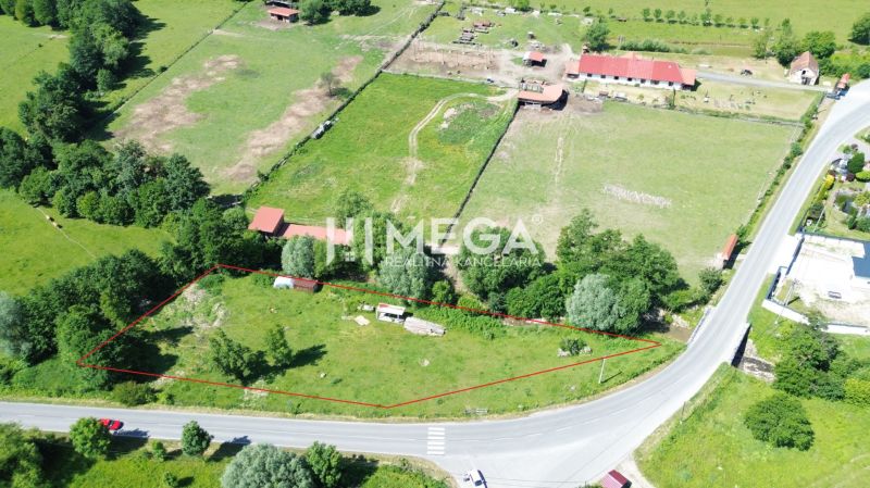 Telkek - lakóövezet Ptičom településen, zöldövezetben, főút mellett.