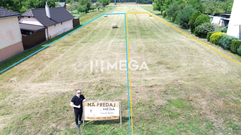 Lakótelek Jasenovban kerítéssel és környező zöldterülettel.