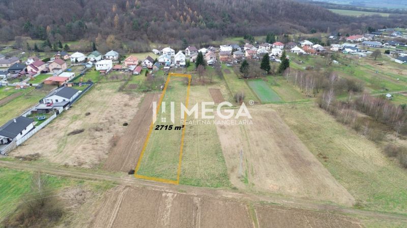 Építési telek lakóhely céljára Zemplínske Hámry-ban, területe 2715 m², csendes környezetben.