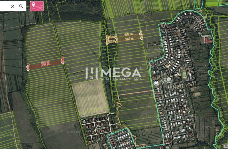 Légi felvétel a mezőgazdasági és erdészeti területekről Humenné környékén.