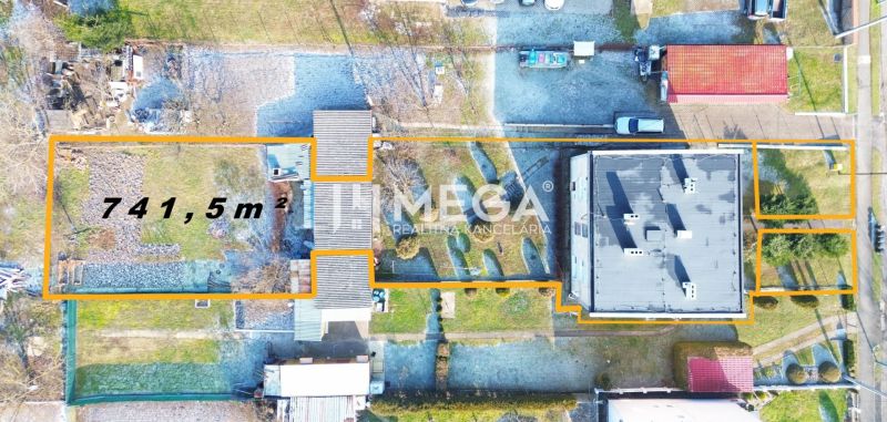 Légi felvétel a lakóterületekről Homonnán, 741,5 m²-es területtel megjelölve.